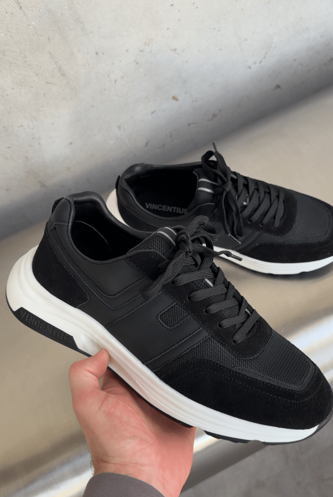 V001 Runner - Black/Black - Vincentius