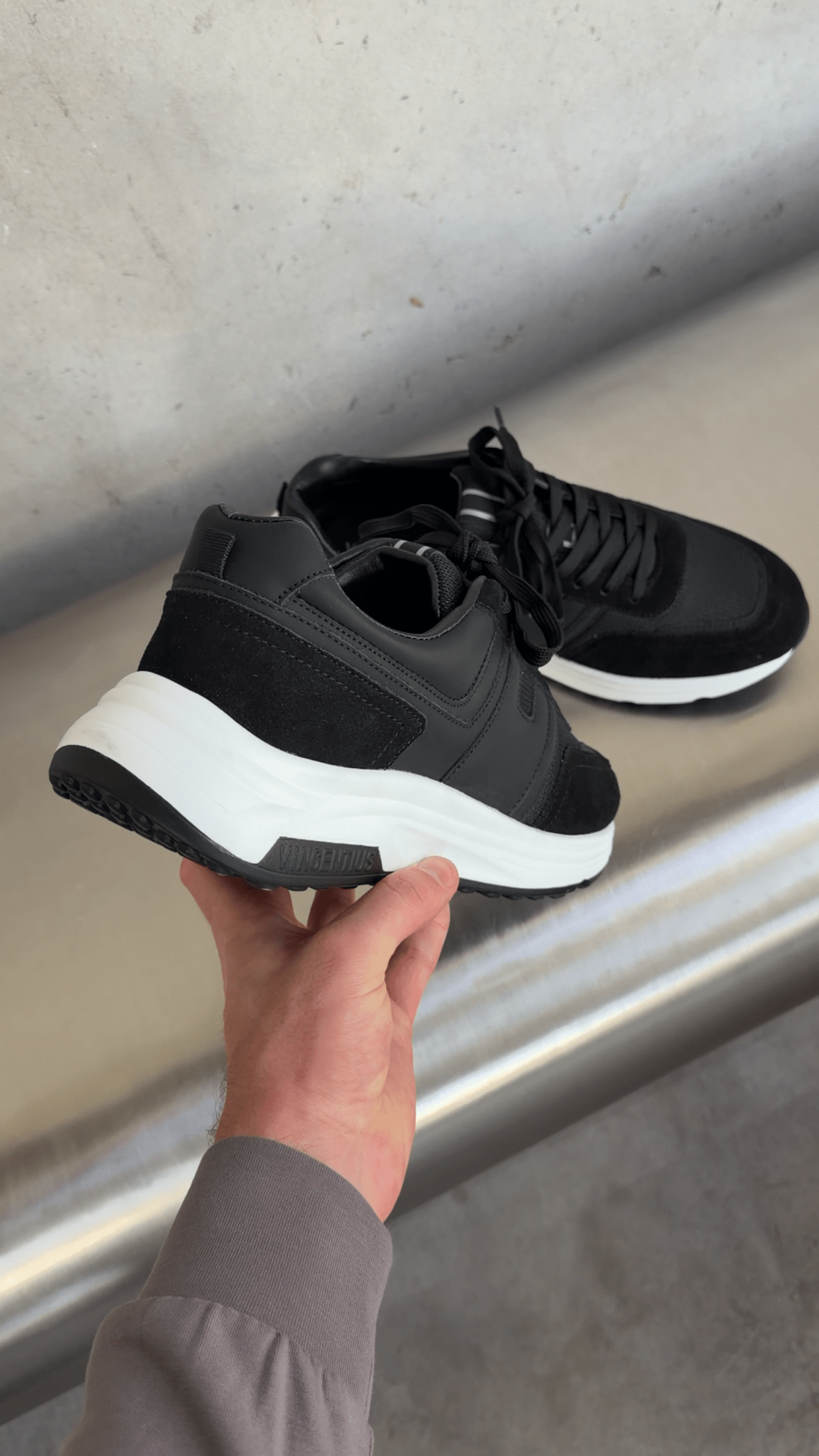 V001 Runner - Black/Black - Vincentius