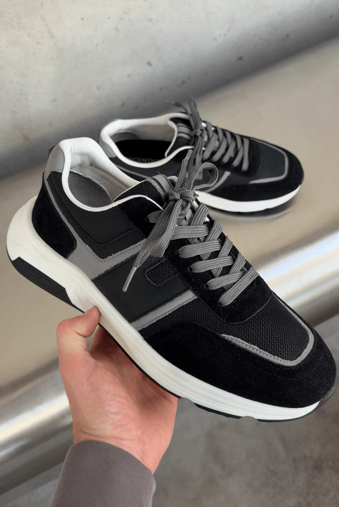 V001 Runner - Black/Grey - Vincentius