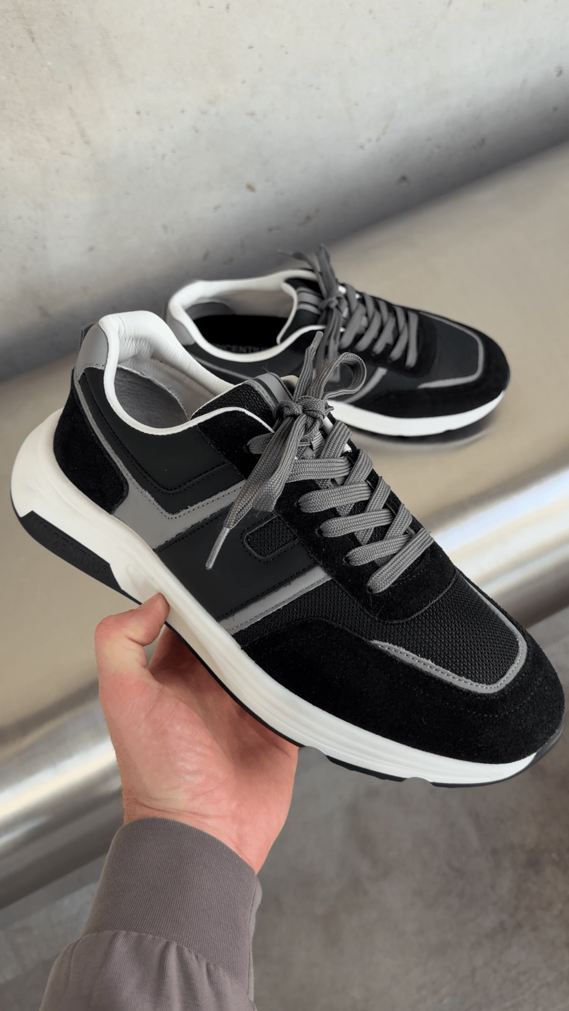 V001 Runner - Black/Grey - Vincentius